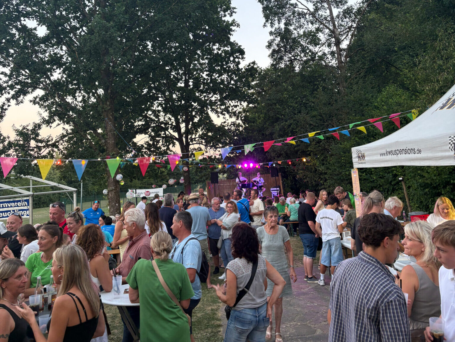 Mehr über den Artikel erfahren Stimmungsvolle Sommernachtsparty
