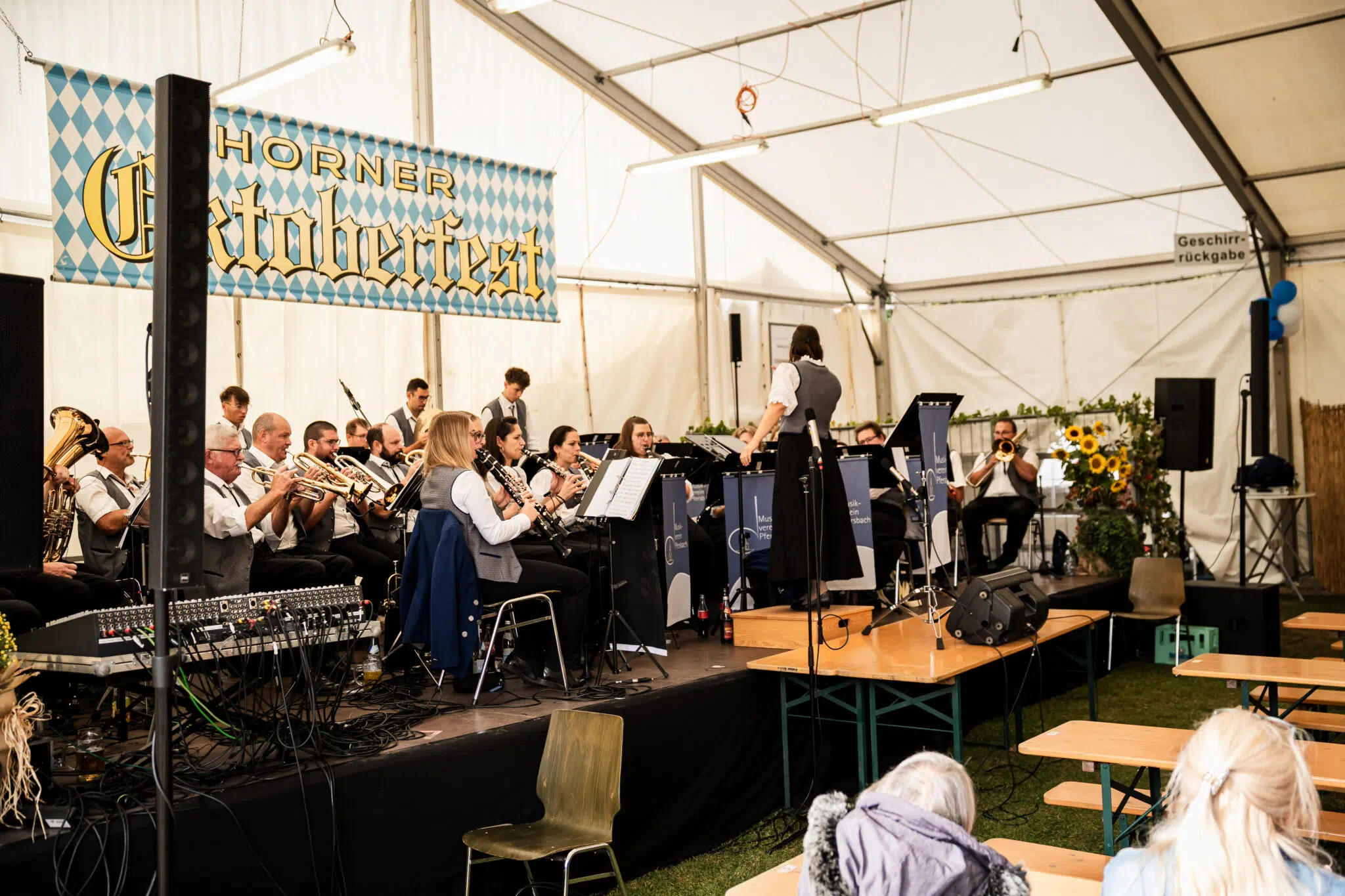 Blasmusik beim Horner Oktoberfest spielt vor einem Banner mit der Aufschrift "Horner Oktoberfest".